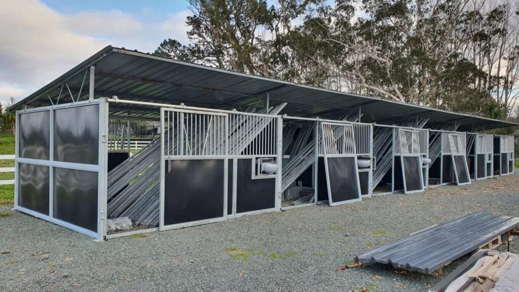 The five conjoined portable horse stables installing