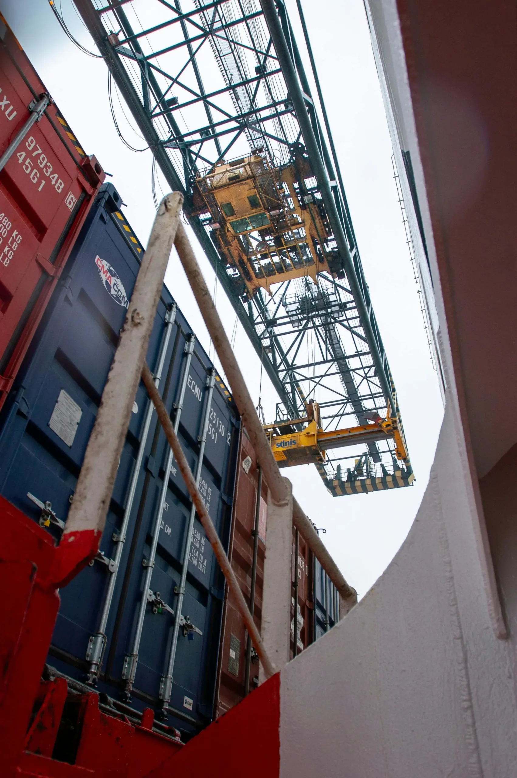 flat-pack stable container loading